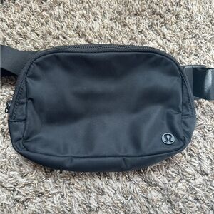 OG lululemon everywhere belt bag 1L black